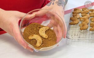 Weihnachtskipferl Rezept: Kipferl in Zimt-Zucker-Mischung wälzen