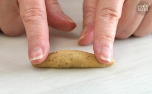 Weihnachtskipferl Rezept: Teigstücke ausrollen