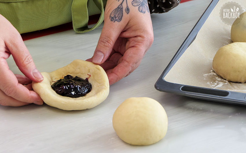 Germknödel mit Kirschmasse füllen