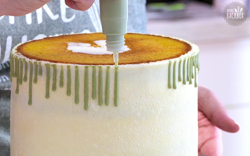 Rübli Ostertorte Rezept: Kurze Drips herunterlaufen lassen