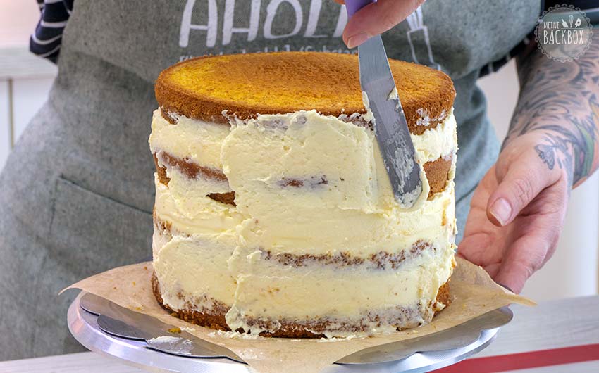 Rübli Ostertorte Rezept: Rundherum Creme verstreichen