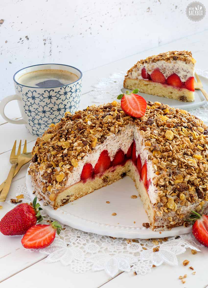 Maulwurfkuchen mit Stracciatella-Sahne und geröstetem Müsli