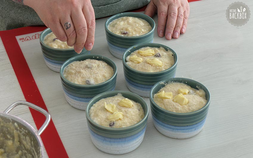 Milchreisauflauf Rezept: Butterflocken verteilen