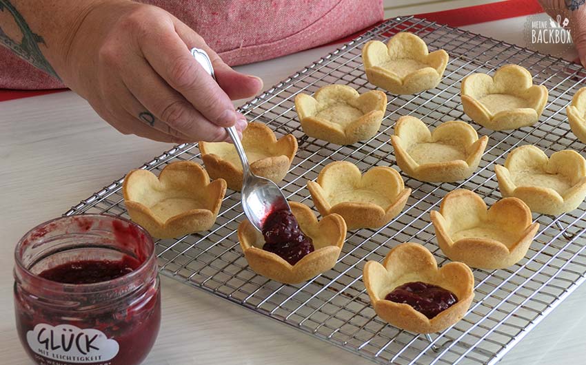 Mousse im Knusperkörbchen Rezept: Mit Fruchtaufstrich füllen