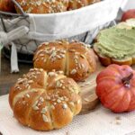 Kürbis-Laugenbrötchen mit Pumpkin Spice