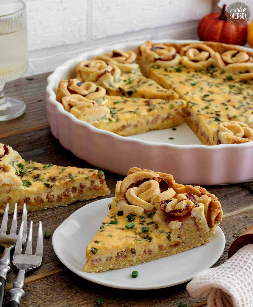 Quiche Lorraine mit hübschen Teigrosen verziert