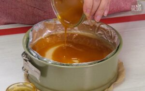 Weisser Dominostein-Kuchen Rezept - Marille auf den Kuchen streichen
