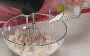 Weisser Dominostein-Kuchen Rezept - Marzipan mit Sahne vermengen