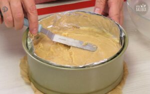Weisser Dominostein-Kuchen Rezept - Masse auf dem Kuchen verstreichen