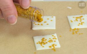 Weisser Dominostein-Kuchen Rezept - Oblaten mit Sternen verzieren