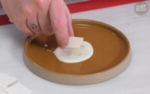 Weisser Dominostein-Kuchen Rezept - Oblaten in die Schockolade tunken