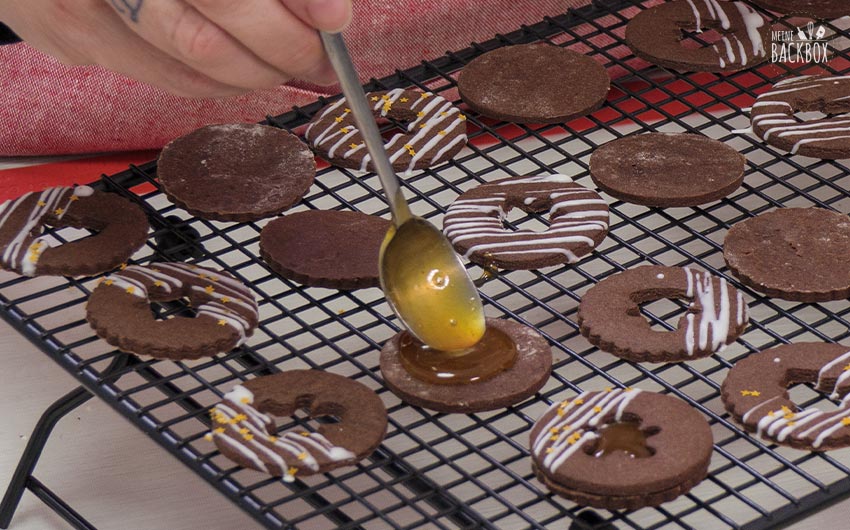 Schnelle Schocko-Spitzbuben Rezept - Konfituere auftragen