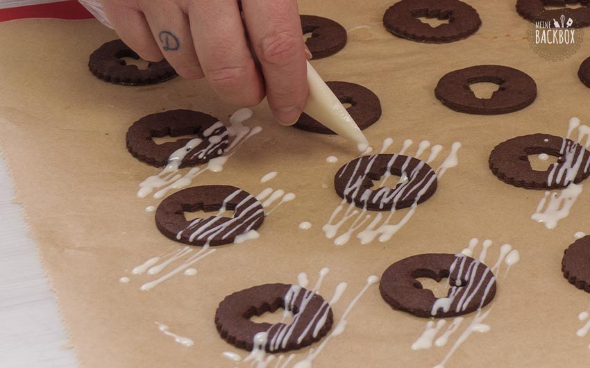 Schnelle Schocko-Spitzbuben Rezept - Teig verzieren