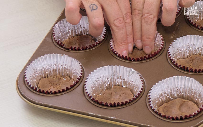 Schnelle Schocko-Spitzbuben Rezept - Teig flach drücken