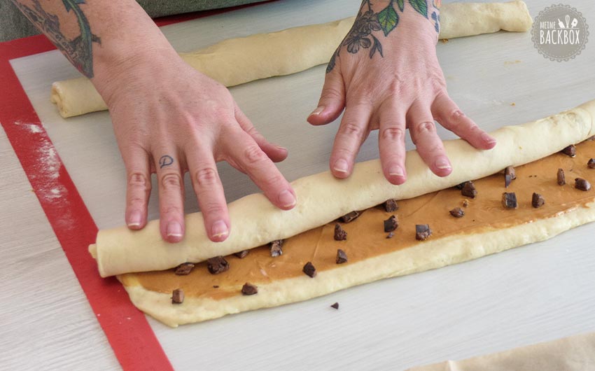Erdnussschnecken-Osterschaf Rezept: Teig einrollen