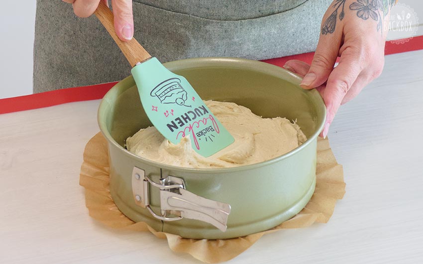 Blaubeer Mousse Torte Rezept: Teig in Springform füllen