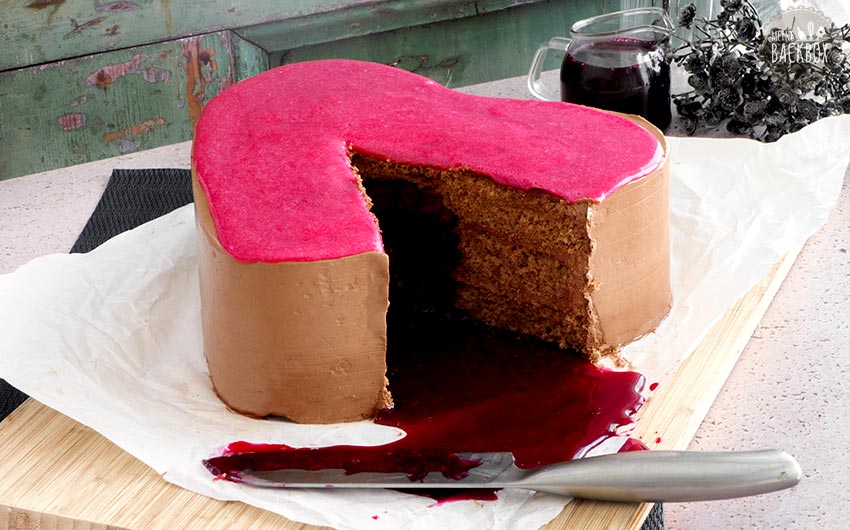 Bleeding Heart Cake mit Amarena Füllung