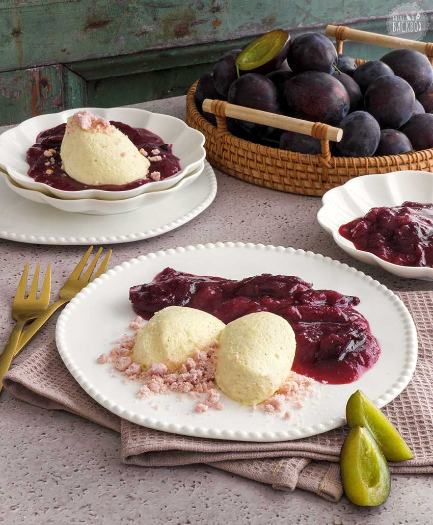 Luftige Vanillemousse mit Amarena-Butterstreusel und Zwetschgenkompott