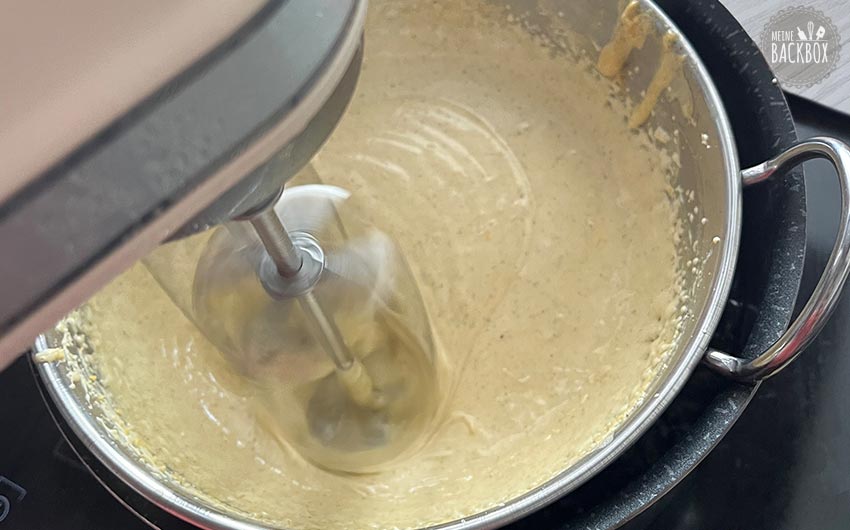 Luftiges Vanillemousse Rezept: Unter ständigem rühren über dem Wasserbad erhitzen