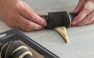 Black & White Croissants Rezept: Teig zu Dreiecken aufrollen
