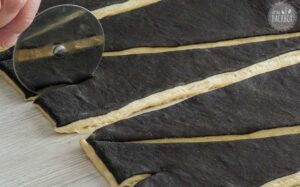 Black & White Croissants Rezept: Teig in Dreiecke schneiden