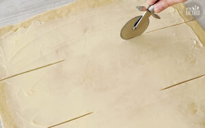 Black & White Croissants Rezept: Teig einschneiden