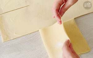 Black & White Croissants Rezept: Rechte & linke Seite des Teiges zur Mitte falten