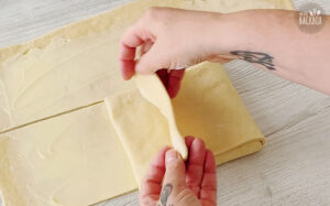 Black & White Croissants Rezept: Beide Seitenteile des Teiges zur Mitte falten