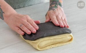 Black & White Croissants Rezept: Beide Teige aufeinander legen