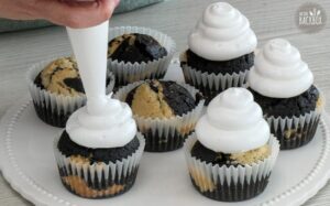 Schaumkuss-Cupcakes Rezept: Schaumkussmasse aufspritzen