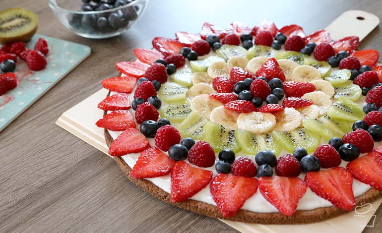 Fruchtpizza mit Erdbeeren, Himbeeren, Brombeeren, Kiwi und Banane