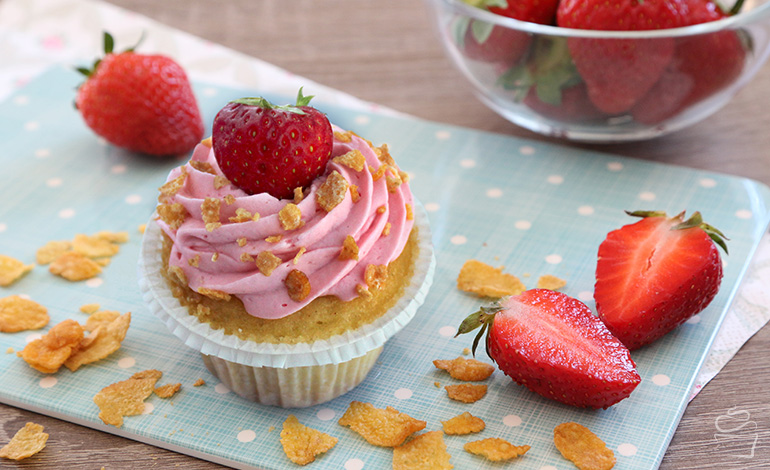 Strawberry Crisp Cupcakes