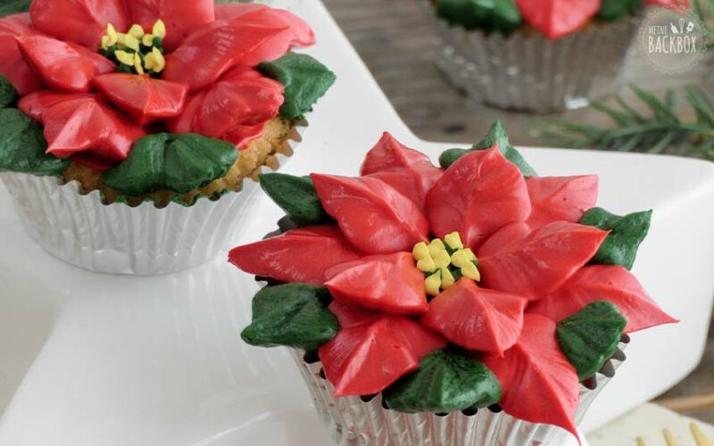 Weihnachtsstern Cupcakes – So einfach gehts: mit Buttercreme Blüten aufspritzen