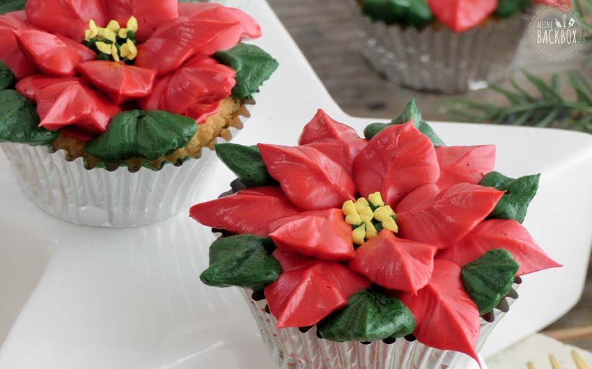 Weihnachtsstern Cupcakes – So einfach gehts: mit Buttercreme Blüten aufspritzen